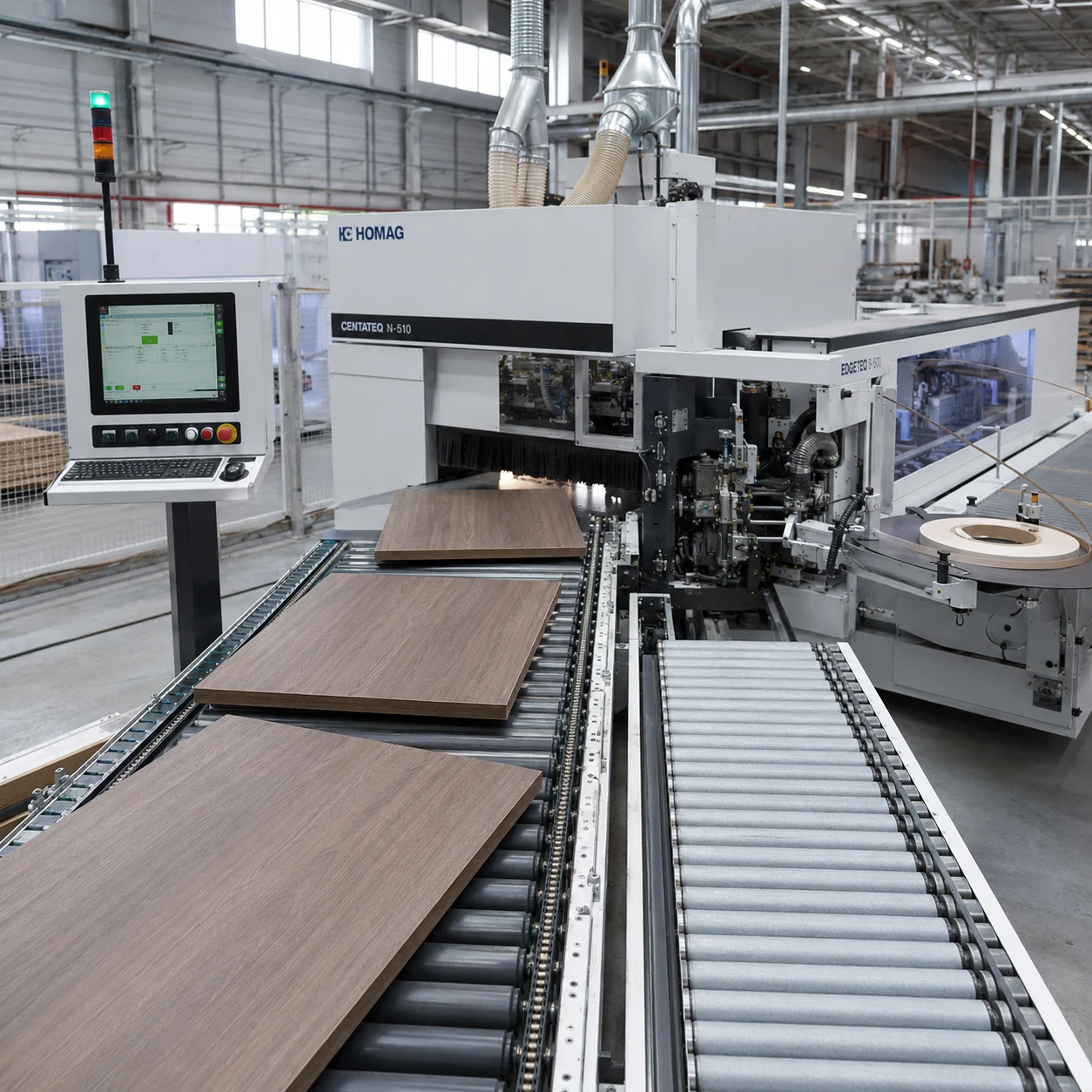 خط إنتاج آلي لأثاث الألواح يضم راوتر CNC مدمجاً مع ماكينة تلبيس الحواف وناقلات مناولة المواد